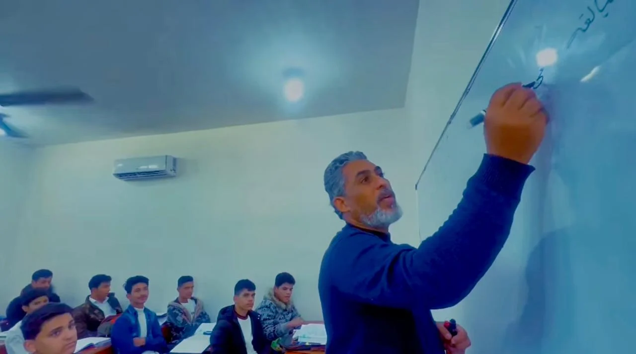طلبة ومعلمون داخل الصف الدراسي