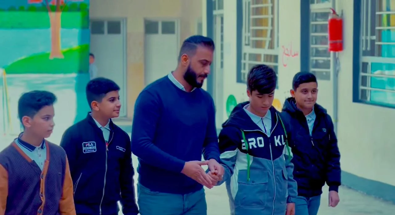 لقطة من يوميات الطلبة في ساحة المدرسة