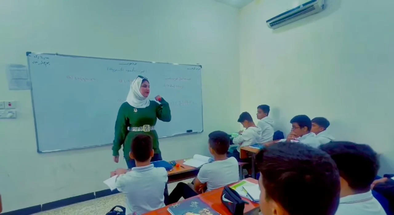 طلبة ومعلمون داخل الصف الدراسي