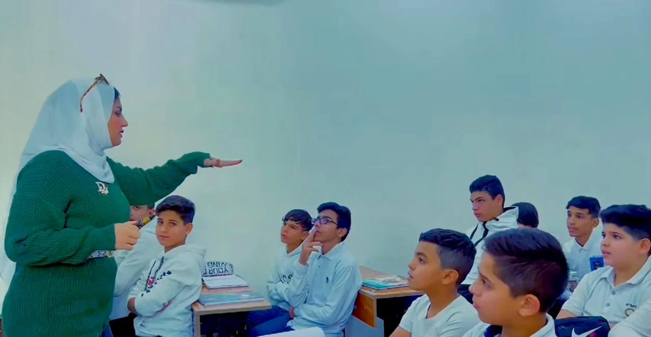 طلبة ومعلمون داخل الصف الدراسي