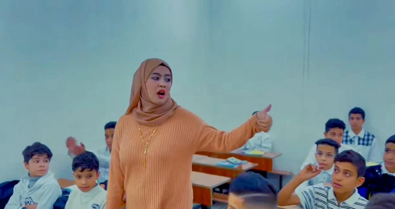 طلبة ومعلمون داخل الصف الدراسي