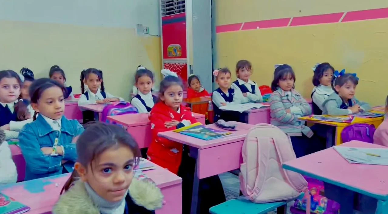 طلبة ومعلمون داخل الصف الدراسي