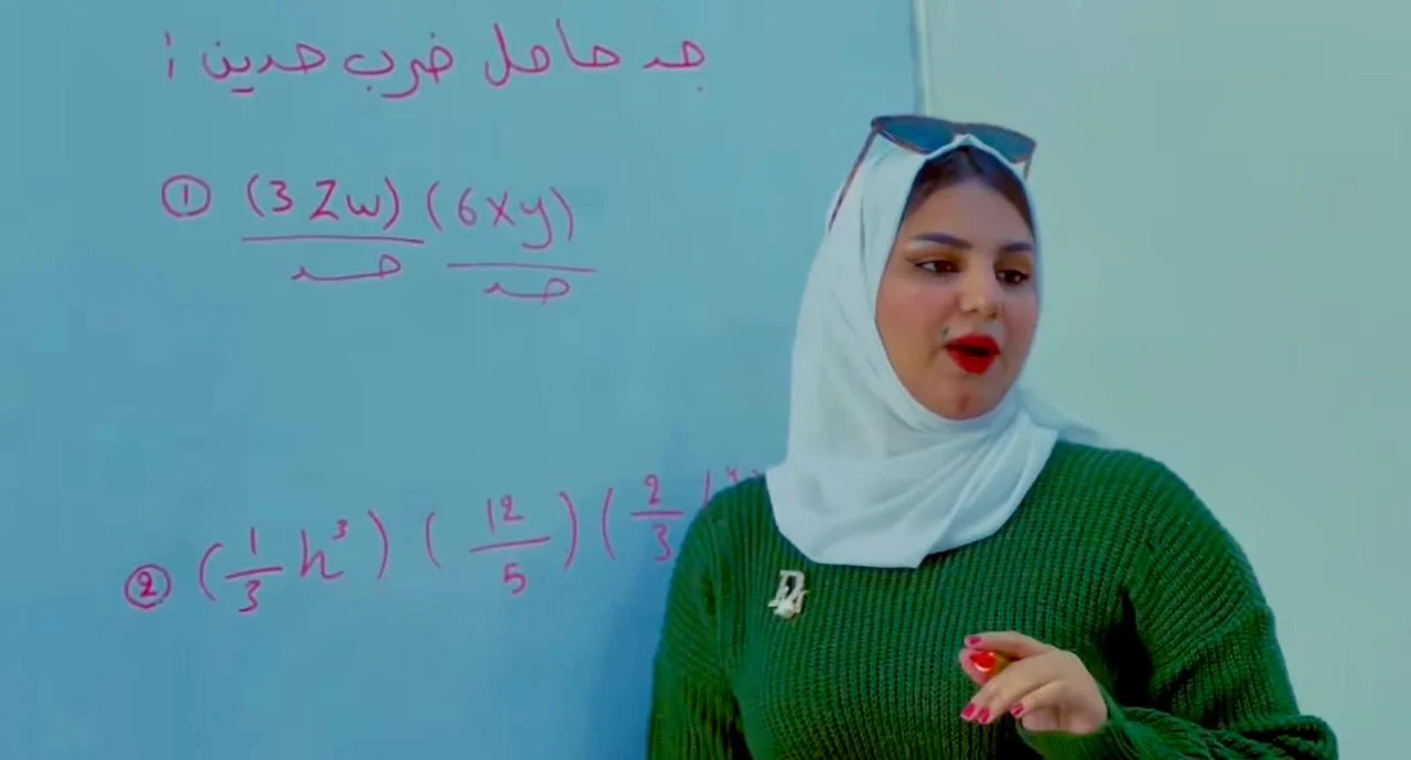 طلبة ومعلمون داخل الصف الدراسي