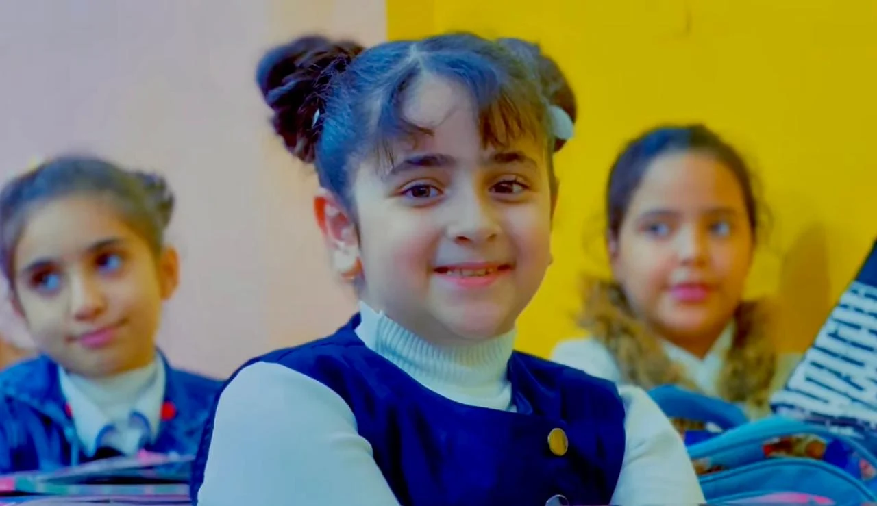 طلبة ومعلمون داخل الصف الدراسي